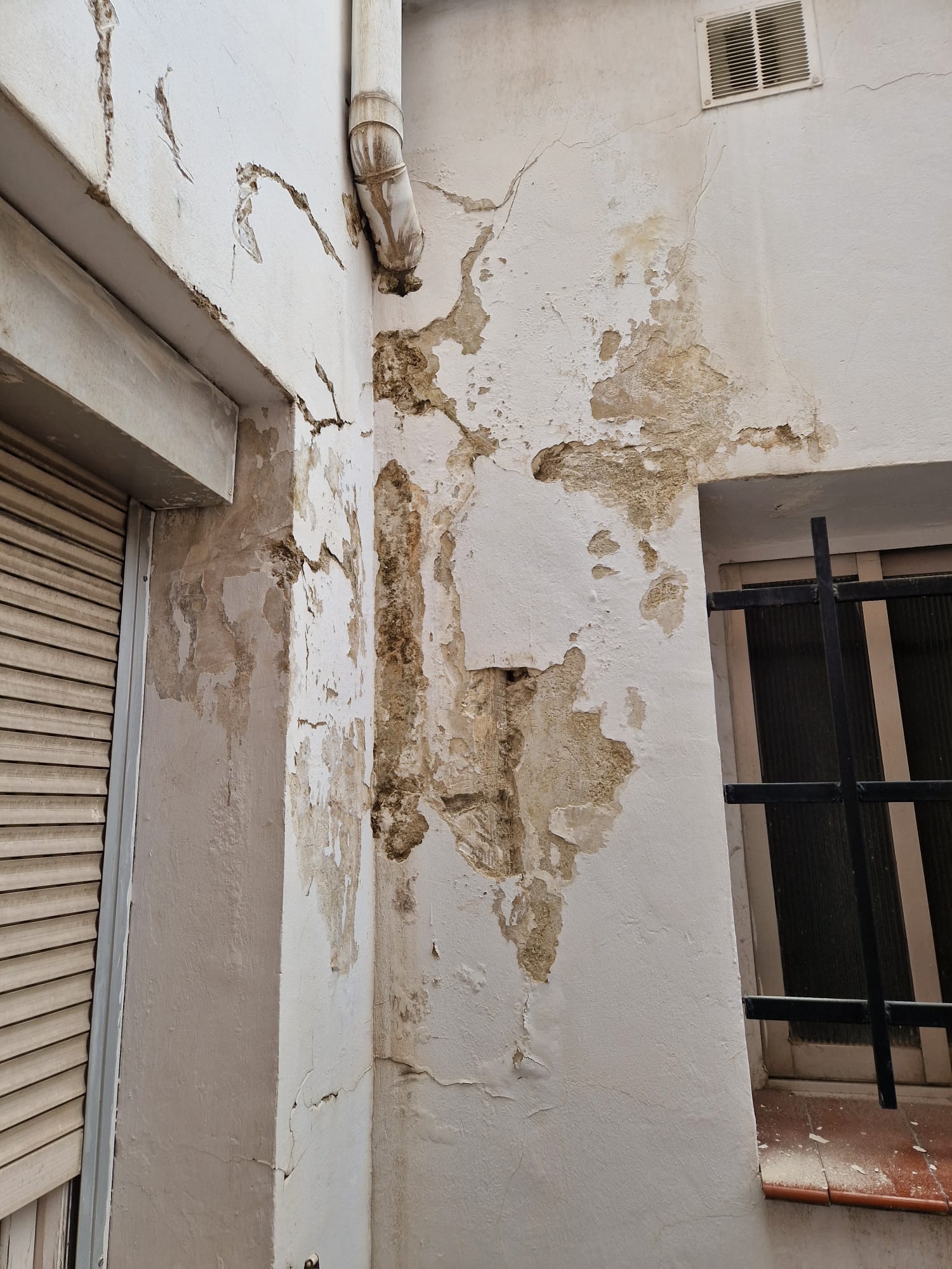 Restauración y pintura patio de luces