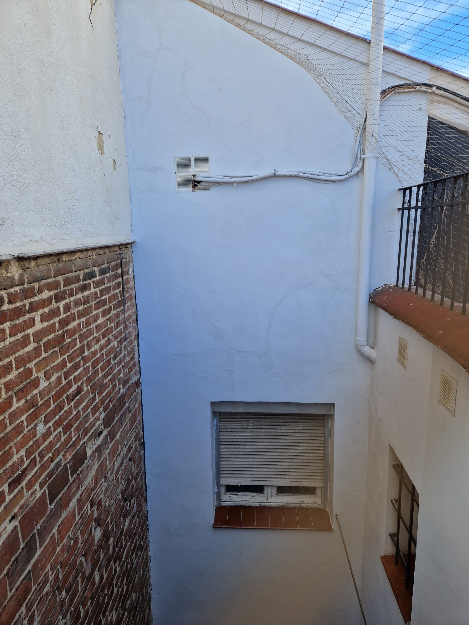 Restauración y pintura patio de luces