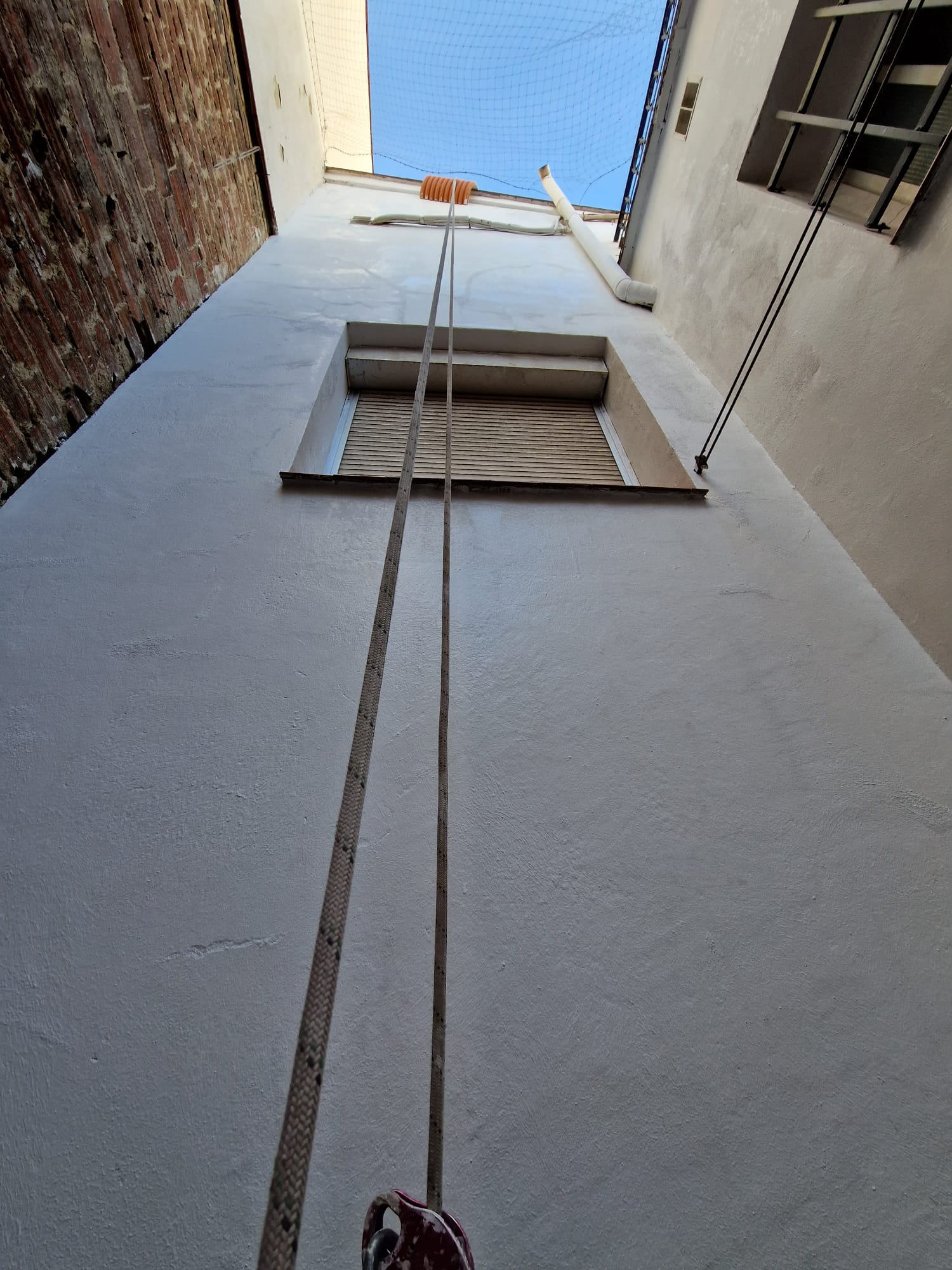 Restauración y pintura patio de luces