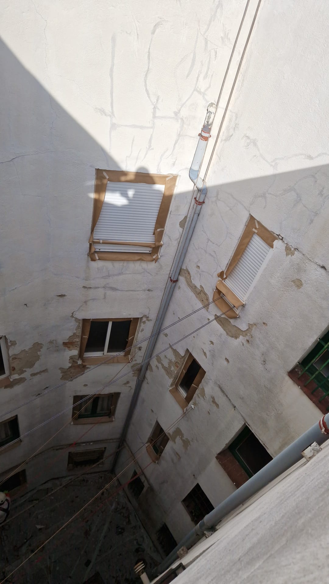 Restauración y pintura patio de luces