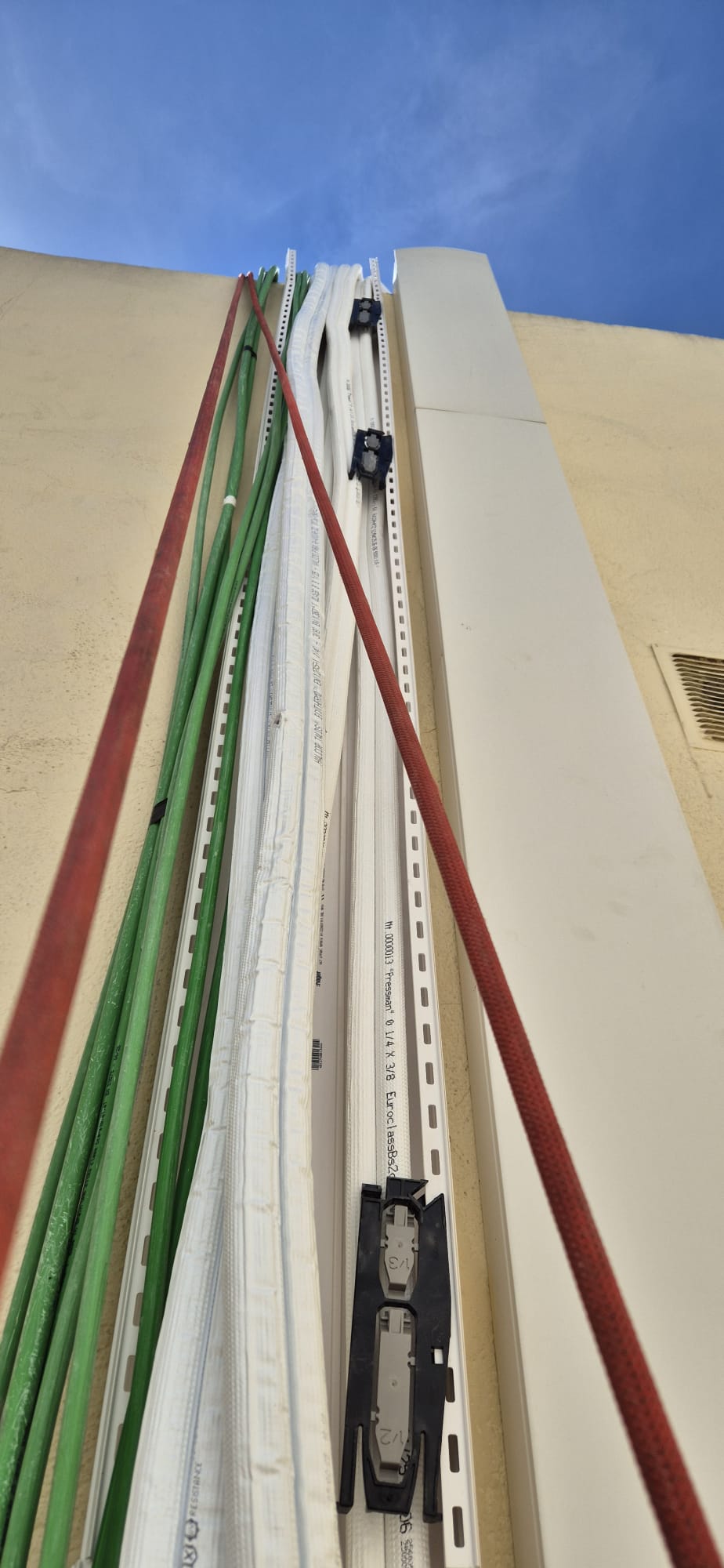 Instalación de canaleta para tubos de ar acondicionado