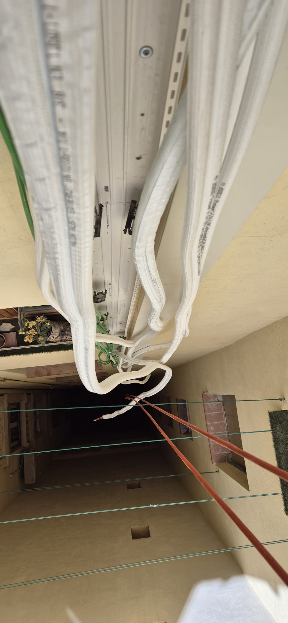 Instalación de canaleta para tubos de ar acondicionado