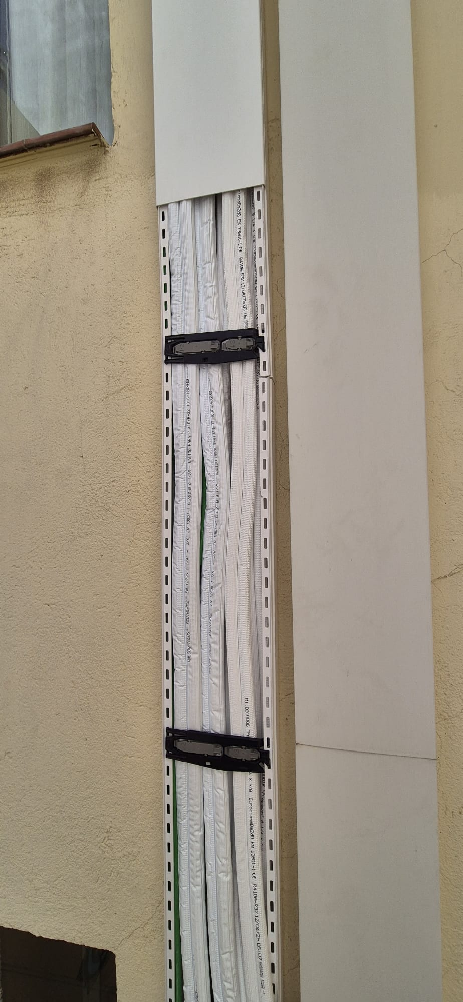 Instalación de canaleta para tubos de ar acondicionado