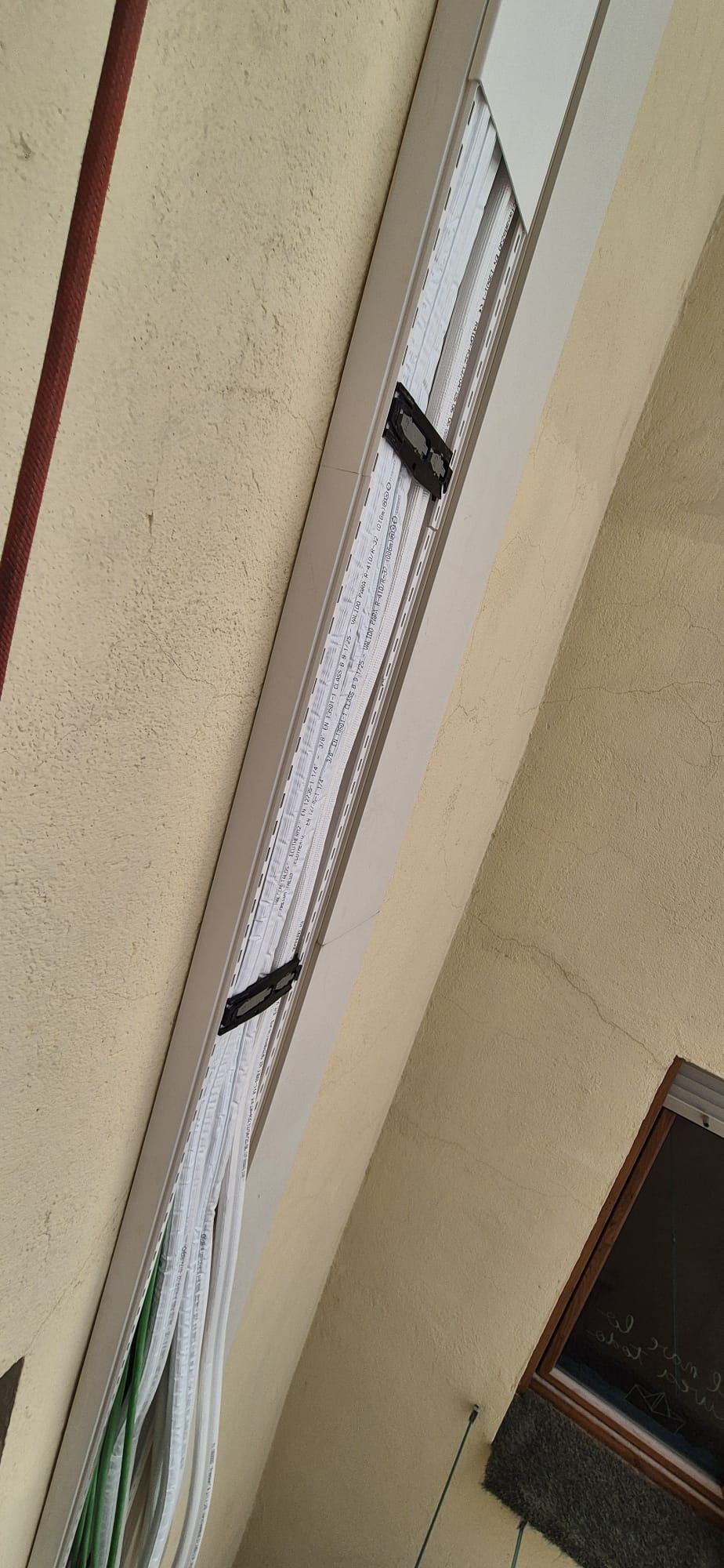 Instalación de canaleta para tubos de ar acondicionado