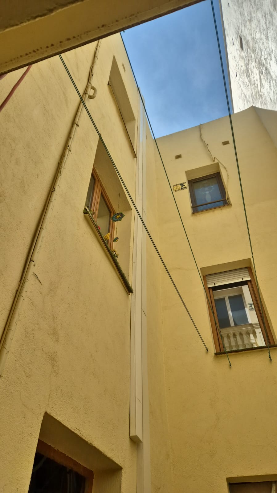 Instalación de canaleta para tubos de ar acondicionado